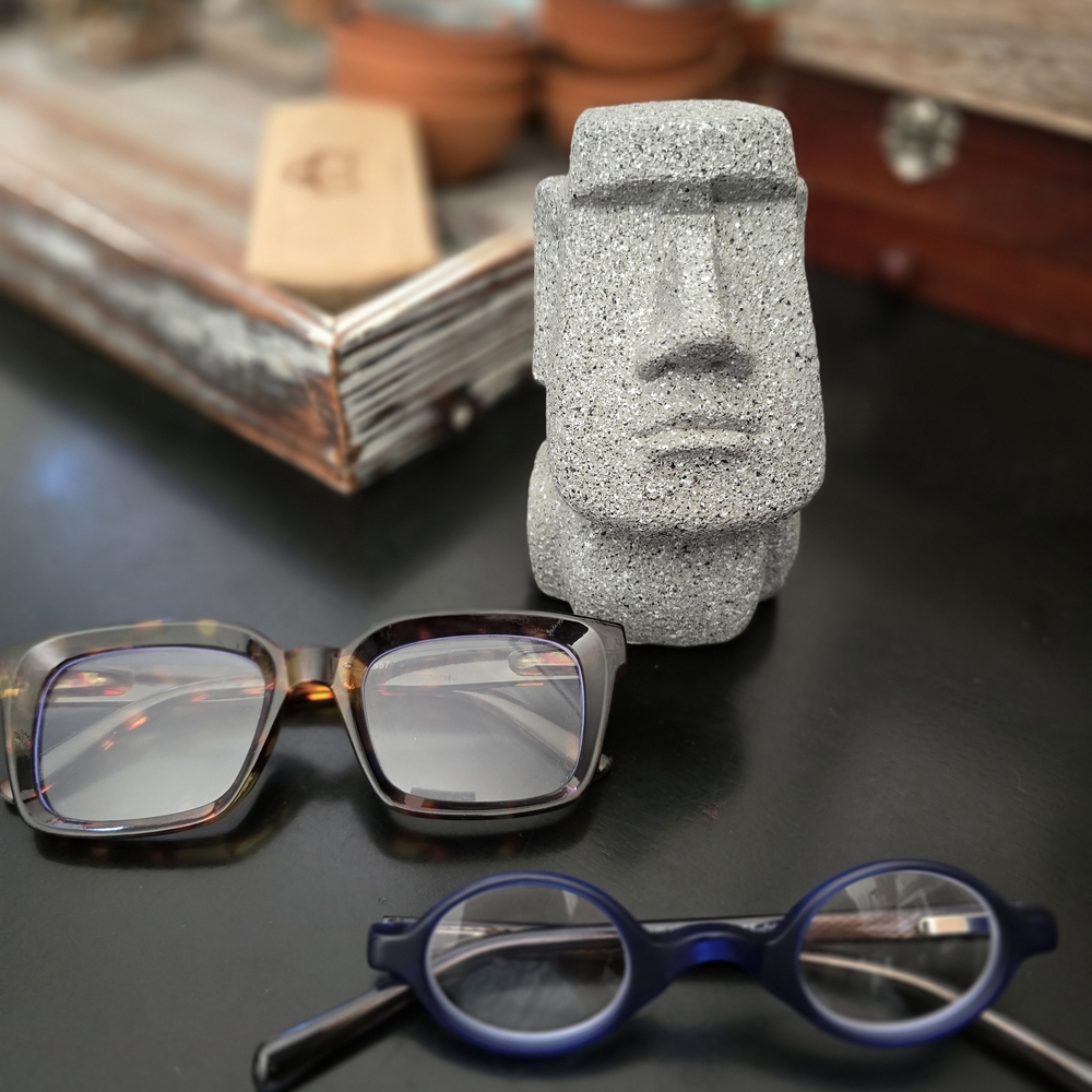 Moai Glasses Holder